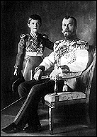 Николай II в форме лейб-гвардии конного полка с сыном цесаревичем Алексеем.