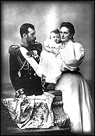 Николай II c Александрой Федоровной и дочерью Ольгой